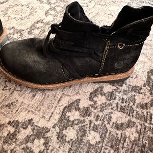 Born black boots like new